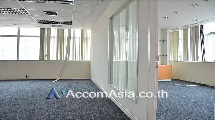 5  Office Space For Rent in Silom ,Bangkok BTS Surasak at Vorawat Building AA10943